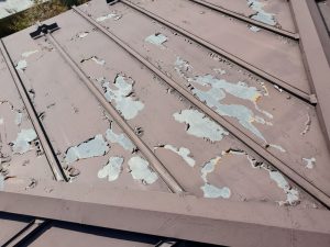 屋根の塗膜の剥がれ